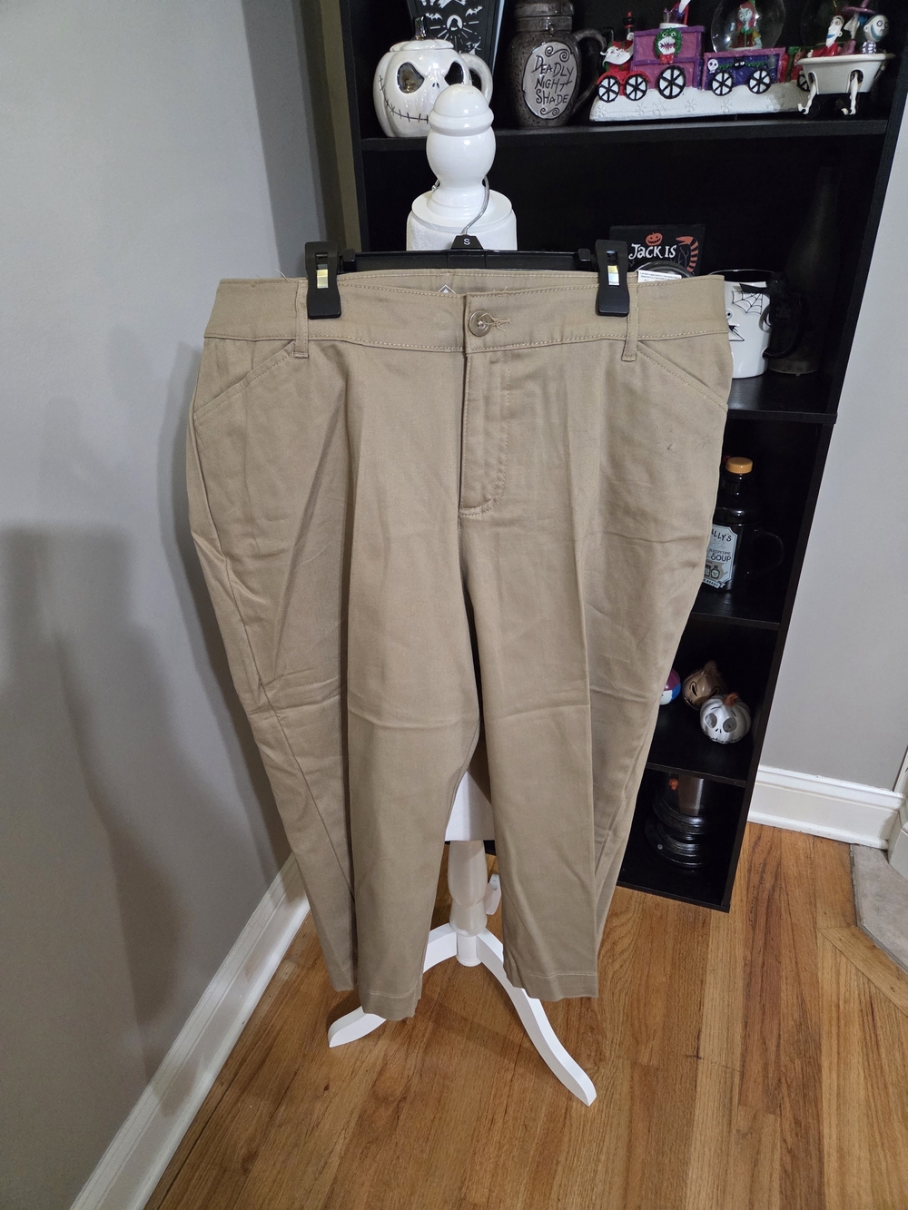 St. John's Bay Women's Tan Capris